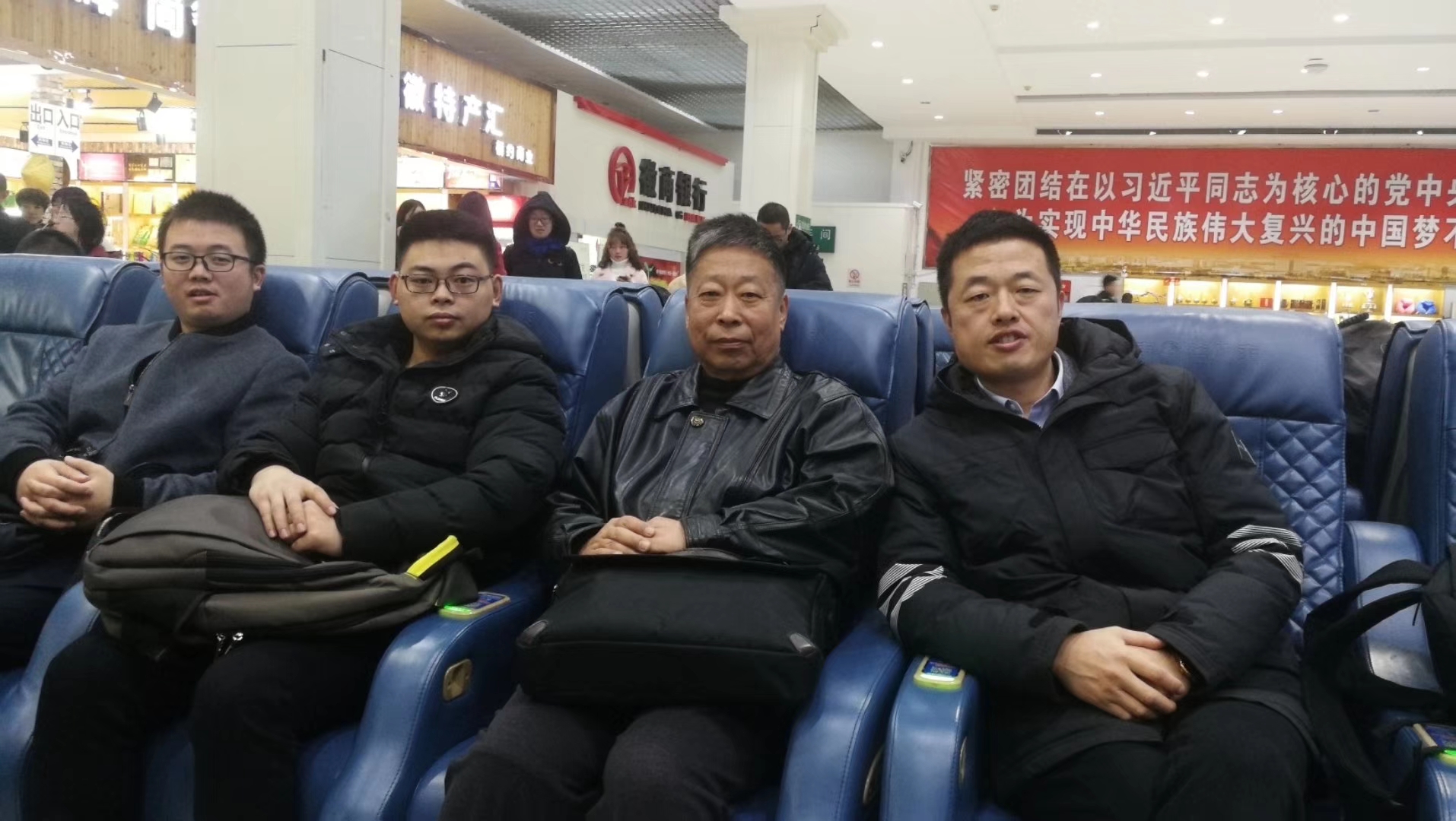 安嘉人出差凌晨3點在機場留影 安嘉人出差凌晨3點在機場留影