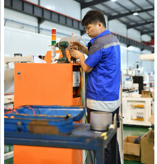 安嘉鉗工正在專心裝配點焊機 安嘉鉗工正在專心裝配點焊機