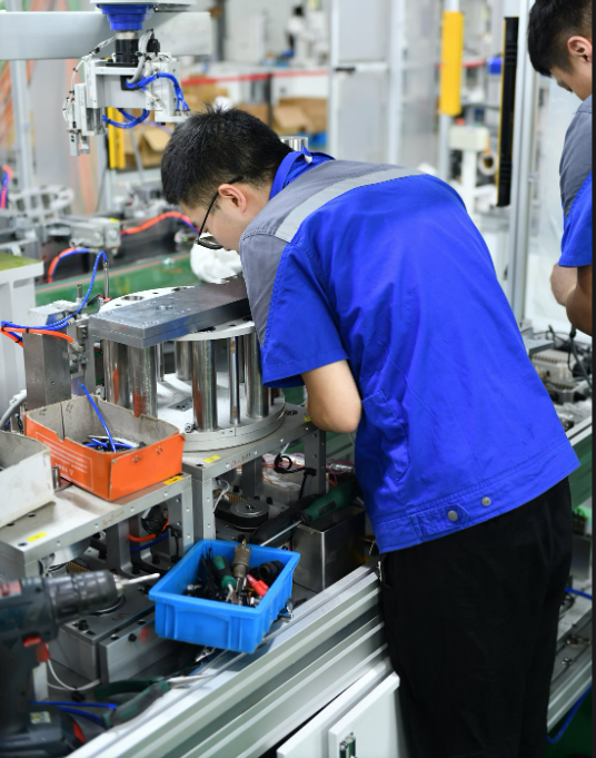 安嘉電氣裝配師正在專注的接線 安嘉電氣裝配師正在專注的接線