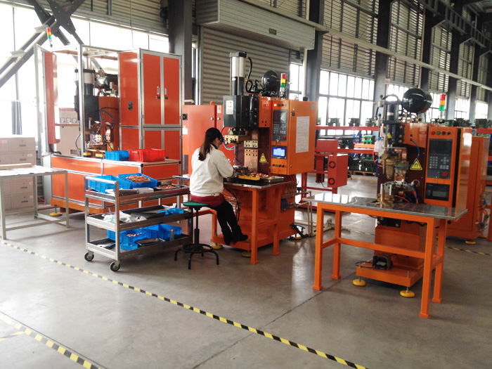 安嘉大功率母排線自動釬焊機輝能現(xiàn)場案例