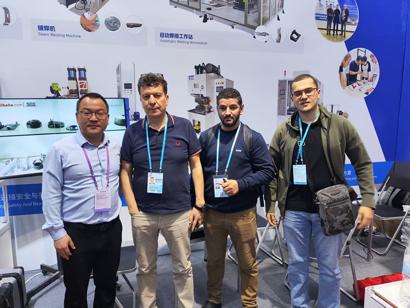 何經理與客戶合影