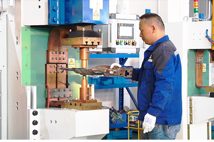 中頻點(diǎn)焊機(jī)使用注意事項